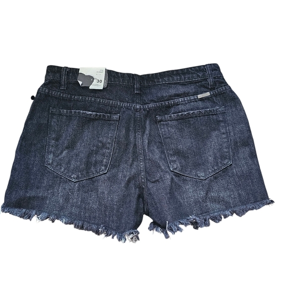 NEW KanCan Dark Denim Frayed Hem Shorts Size 13/30 - Picture 2 of 5